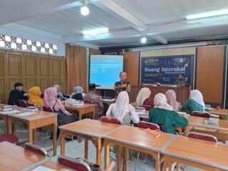 Guru dan dosen antusias ikuti pelatihan Metode Al-Fatihah di Pesantren Suryalaya, belajar kitab kuning kini lebih praktis dan efektif.