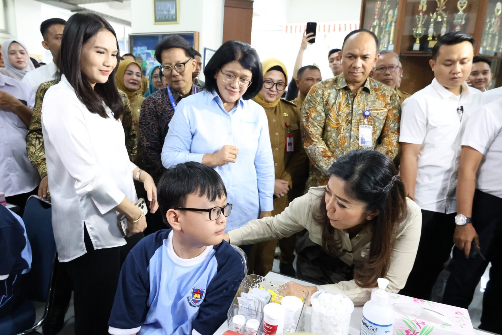 Menkomdigi dan Wabup Tangerang tinjau peluncuran cek kesehatan gratis sekolah di BPK Penabur Gading Serpong, sasar 53 juta siswa.