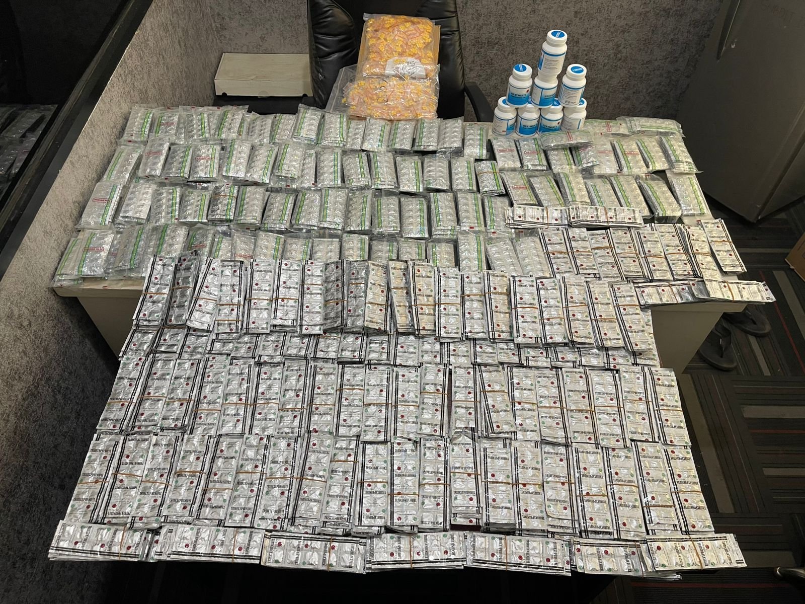 Ditresnarkoba Polda Banten ungkap jaringan obat keras ilegal bermodus toko kosmetik, sita 35.000 butir obat dan tangkap dua tersangka.