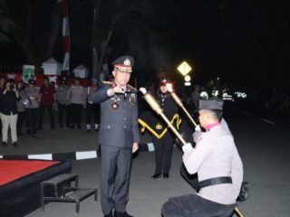 Polda Banten gelar pawai obor Taptu di Serang sambut HUT ke-80 RI, ribuan peserta ikut meriahkan dan kenang jasa pahlawan.