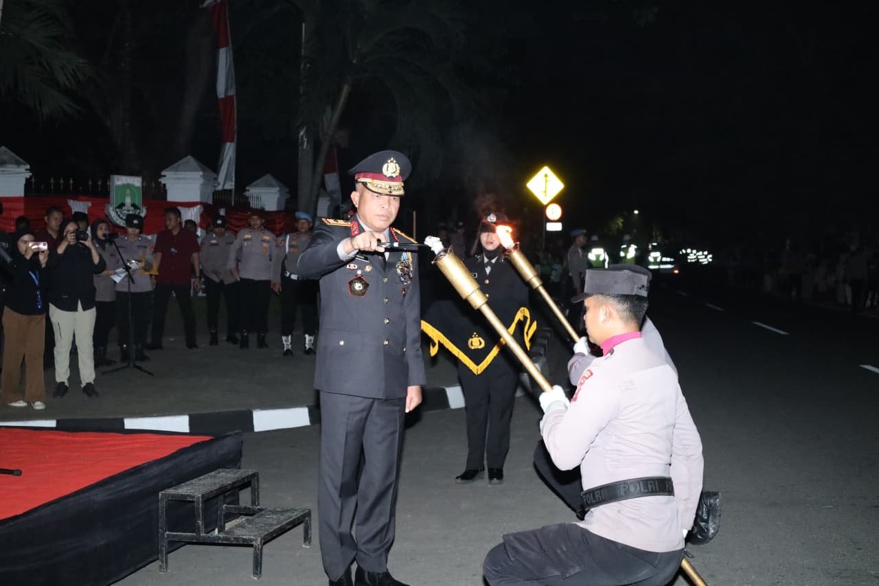 Polda Banten gelar pawai obor Taptu di Serang sambut HUT ke-80 RI, ribuan peserta ikut meriahkan dan kenang jasa pahlawan.