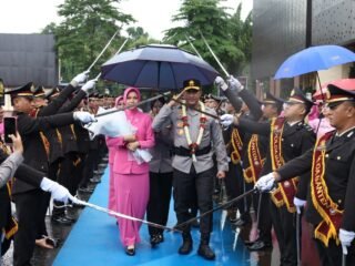 Upacara Pedang Pora warnai pelepasan Irjen Pol Suyudi Ario Seto, sekaligus sambut Brigjen Pol Hengki sebagai Kapolda Banten baru.