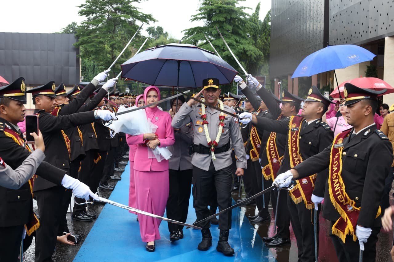 Upacara Pedang Pora warnai pelepasan Irjen Pol Suyudi Ario Seto, sekaligus sambut Brigjen Pol Hengki sebagai Kapolda Banten baru.