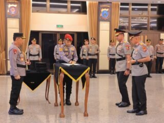 Brigjen Pol Hengki resmi dilantik Kapolda Banten oleh Kapolri. Pergantian ini diharapkan tingkatkan kinerja dan kepercayaan Polri.