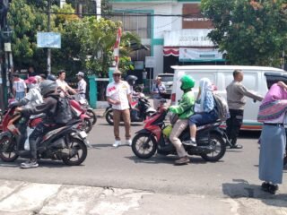 Brimob Banten, Karang Taruna Tangsel, dan pelajar SMAN 1 Ciputat bagikan ribuan bendera untuk kobarkan semangat kemerdekaan.