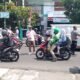 Brimob Banten, Karang Taruna Tangsel, dan pelajar SMAN 1 Ciputat bagikan ribuan bendera untuk kobarkan semangat kemerdekaan.