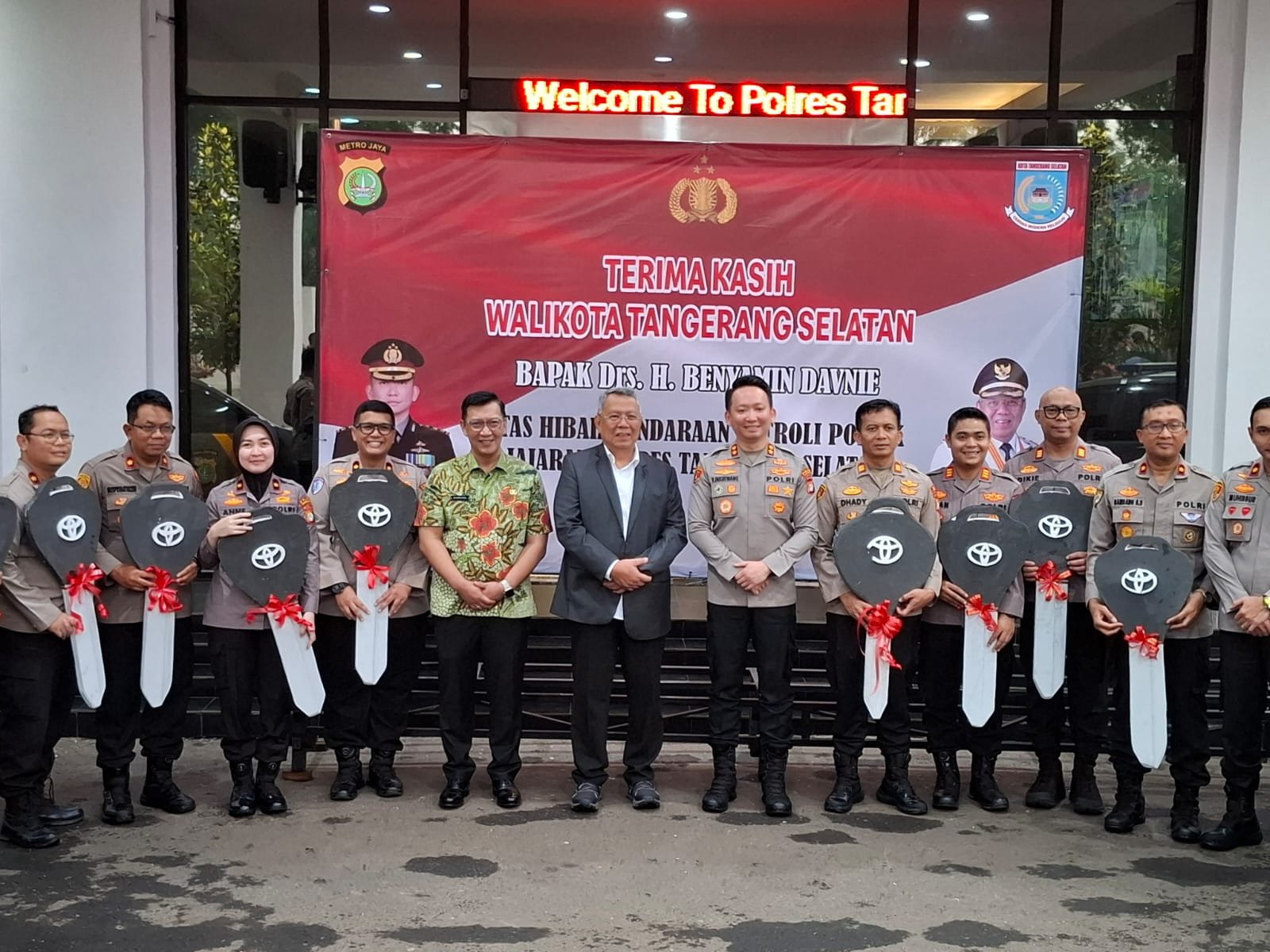 Pemkot Tangsel hibahkan 9 mobil ke Polres untuk perkuat operasional dan rencanakan command center demi pelayanan cepat.