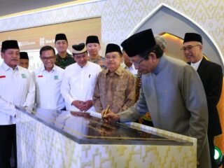 Bupati Tangerang, Menag, dan Ketua DMI resmikan Masjid Raya Baitul Mukhtar BSD City, pusat ibadah dan kegiatan sosial.