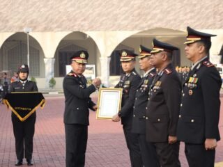 Polda Banten gelar upacara HUT RI ke-80, Wakapolda Brigjen Pol Hengki serahkan penghargaan bagi satker dan personel berprestasi.