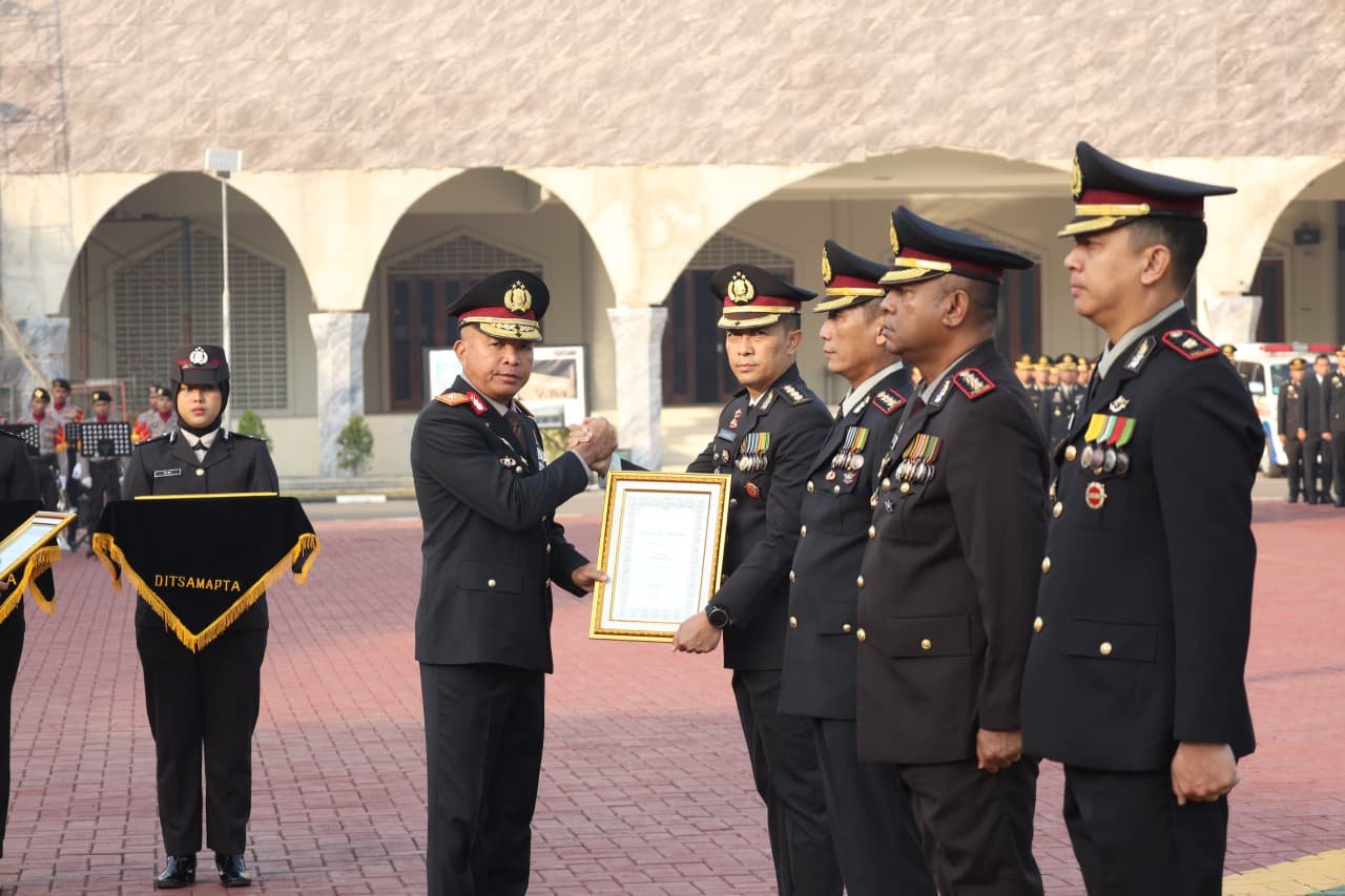Polda Banten gelar upacara HUT RI ke-80, Wakapolda Brigjen Pol Hengki serahkan penghargaan bagi satker dan personel berprestasi.