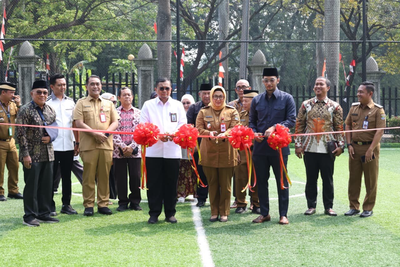 Wabup Intan dan Dirjen Dikdasmen resmikan lapangan Islamic Village. Investasi pendidikan ini wujudkan generasi unggul.