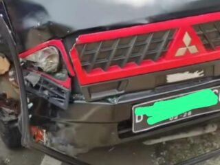 Adu banteng dua mobil box di Ciputat. Diduga pengemudi hindari kucing, satu luka dan kendaraan ringsek. Ditangani Polres Tangsel.