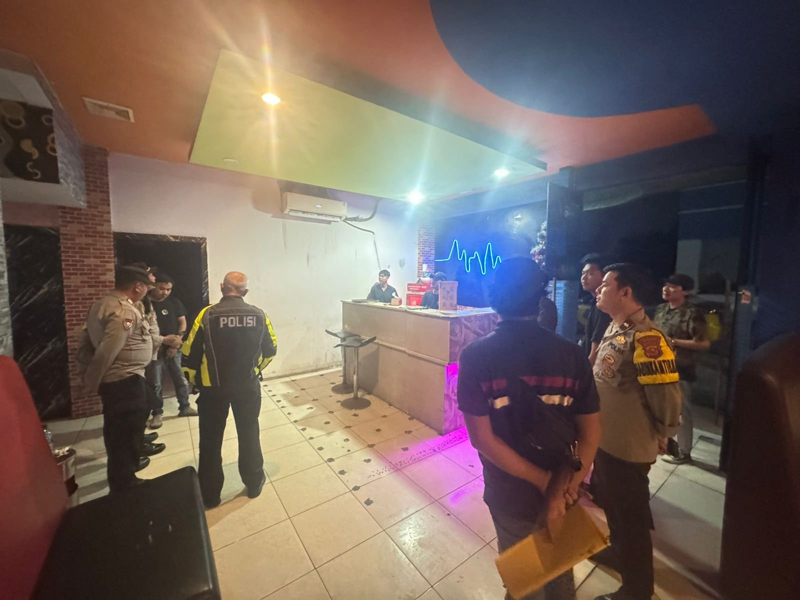 Polsek Balaraja razia hiburan malam di Balaraja Center, amankan 4 orang. Langkah ini demi menjaga ketertiban dan keamanan warga.