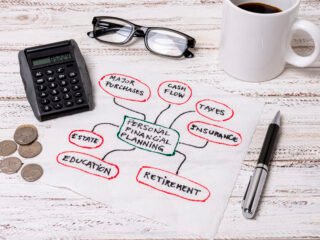 Pelajari 12 istilah penting dalam dunia bisnis, lengkap dengan penjelasan dan contoh penerapannya, cocok untuk pemula dan pelaku usaha.