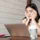 Fawning jadi respons stres yang umum pada Gen Z. Ketahui penyebab, ciri, dan dampaknya terhadap kesehatan mental generasi muda.