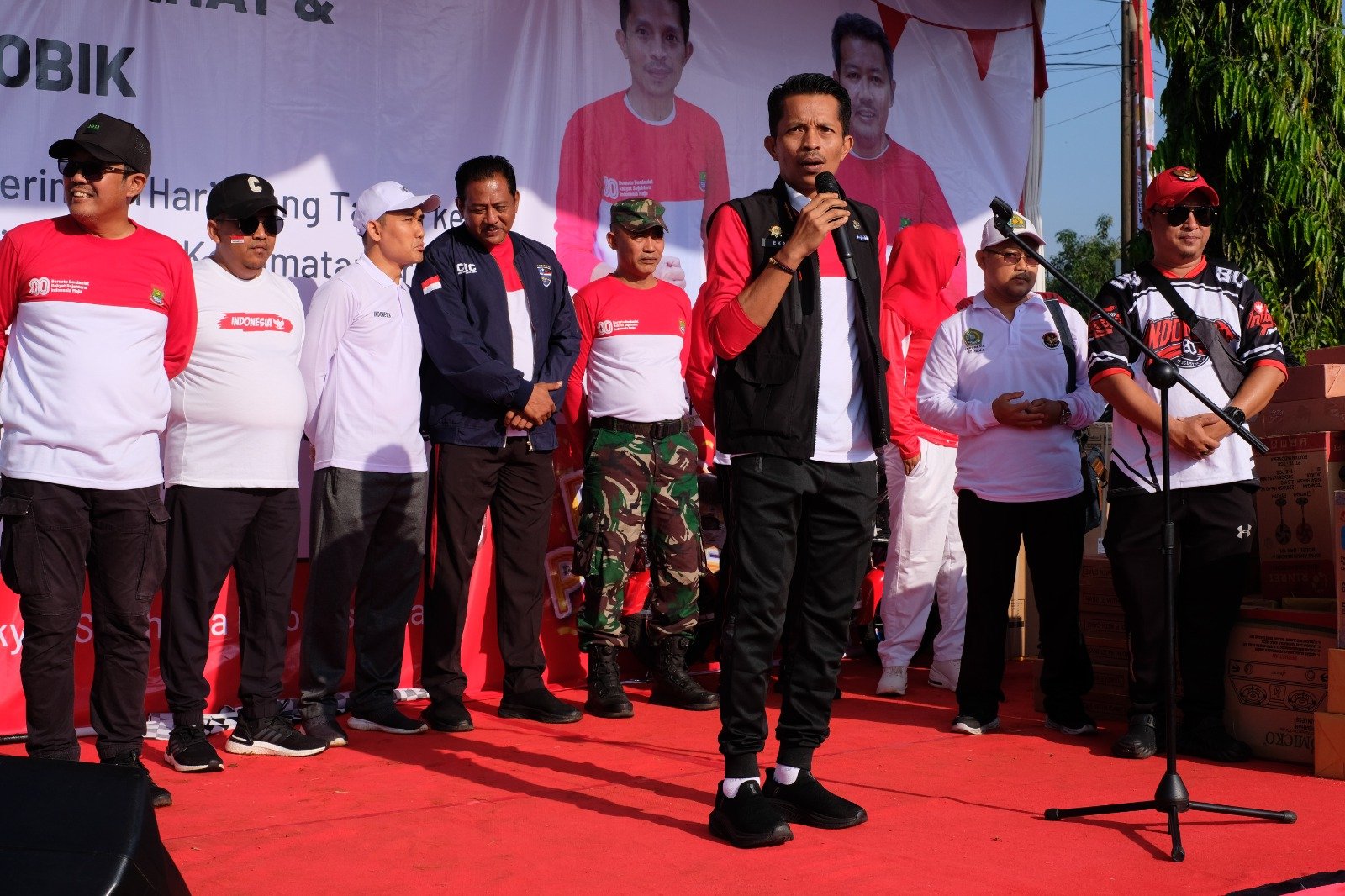 Ribuan warga Kresek meriahkan HUT RI ke-80 dengan gerak jalan dan senam aerobik, wujud semangat kebersamaan dan cinta tanah air.