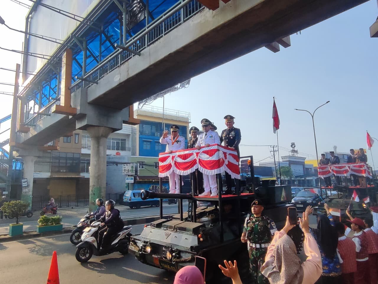 Wali Kota dan Wakil Wali Kota Tangsel naik Tank Scorpion di HUT RI ke-80, disambut meriah warga dengan semangat persatuan.