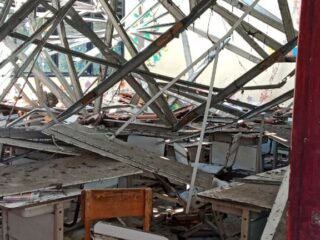 Atap SDN Kedung Dalam 2 Tangerang ambruk saat belajar, beberapa siswa luka, Dinas Pendidikan lakukan peninjauan lokasi.