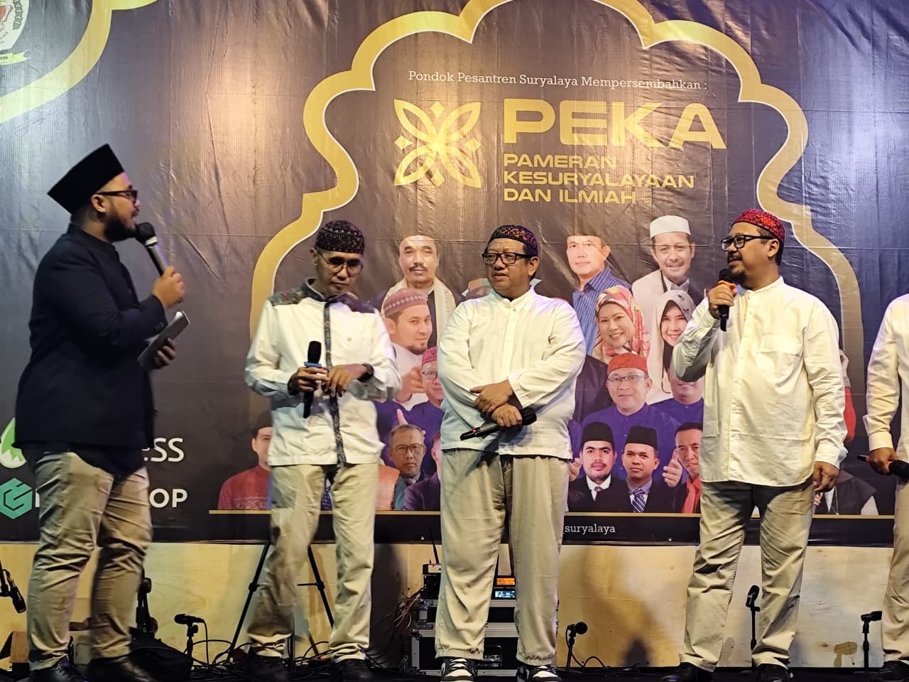 SNADA tampil memukau di PEKA Suryalaya, bawakan Maulana hingga Shalawat Badar. Ribuan penonton larut meski hujan deras mengguyur.