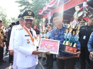 Kota Tangerang gelar lomba tarik tambang daring antar kecamatan untuk HUT RI ke-80. Kecamatan Larangan keluar sebagai juara.