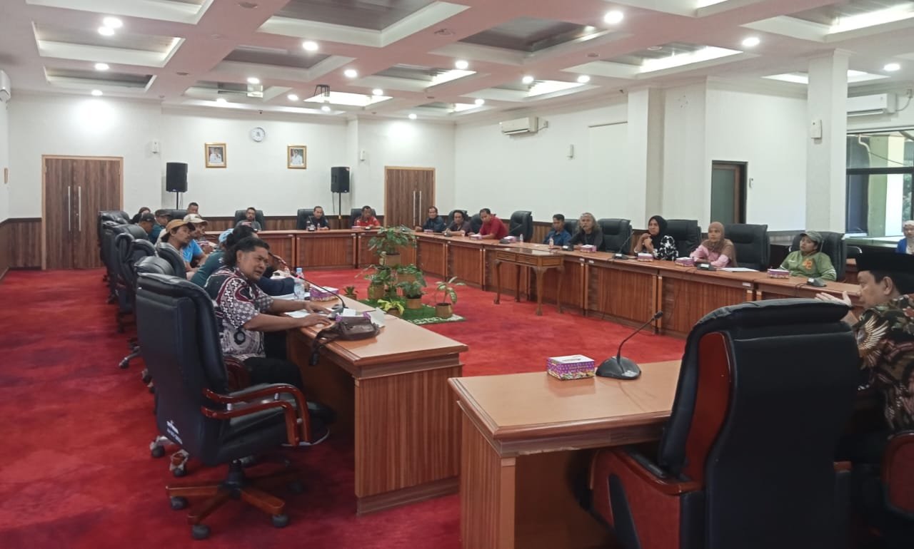 PKL Puspemkab Tangerang keluhkan larangan berjualan ke DPRD, berharap solusi relokasi yang adil demi keberlangsungan hidup.