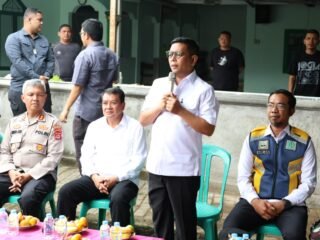 Bupati Tangerang dan Gubernur Banten meninjau banjir di Permata 2 Balaraja, bahas solusi saluran air dan tandon untuk pencegahan.