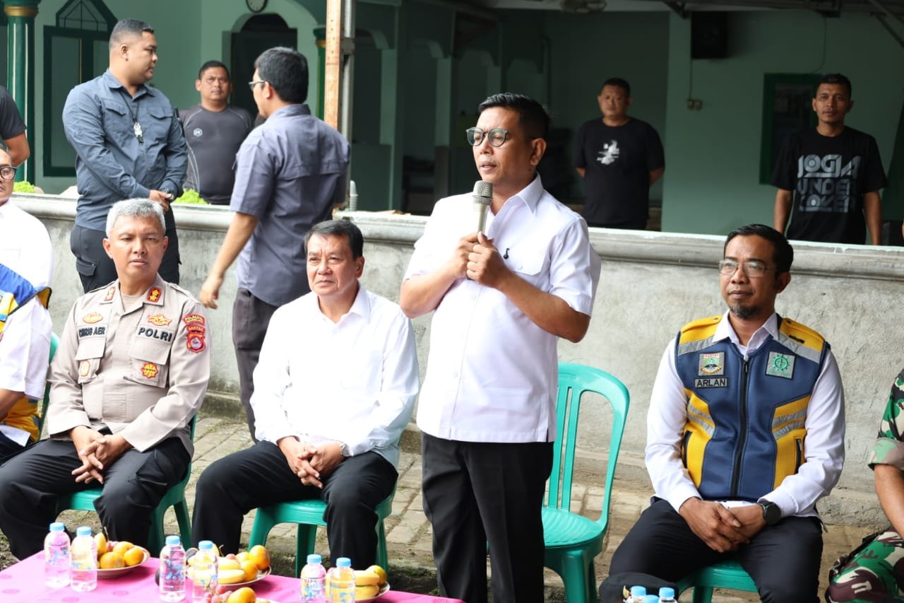 Bupati Tangerang dan Gubernur Banten meninjau banjir di Permata 2 Balaraja, bahas solusi saluran air dan tandon untuk pencegahan.