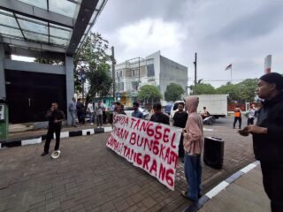 Mahasiswa SOMASI protes dugaan kecurangan seleksi BUMD PT PITS, desak Wali Kota copot panitia dan batalkan hasilnya.