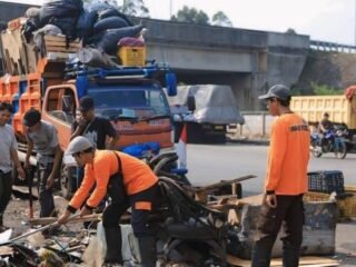 DLH Kota Tangerang menutup puluhan TPS liar, ajak warga kelola sampah lewat TPS resmi, bank sampah, dan layanan pengangkutan.