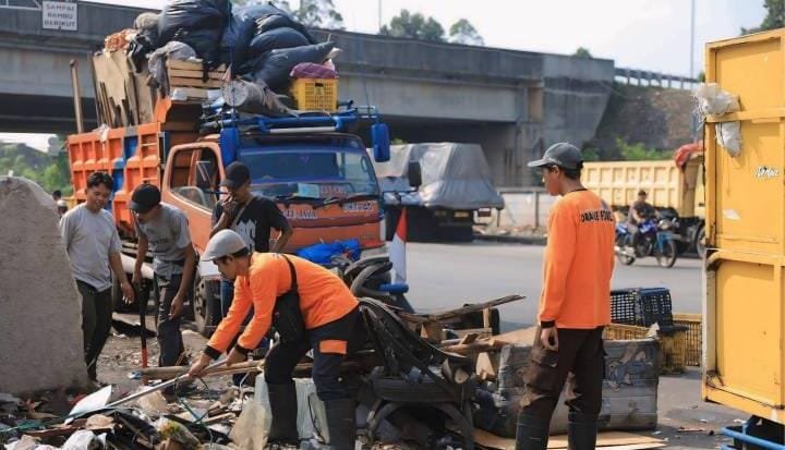 DLH Kota Tangerang menutup puluhan TPS liar, ajak warga kelola sampah lewat TPS resmi, bank sampah, dan layanan pengangkutan.
