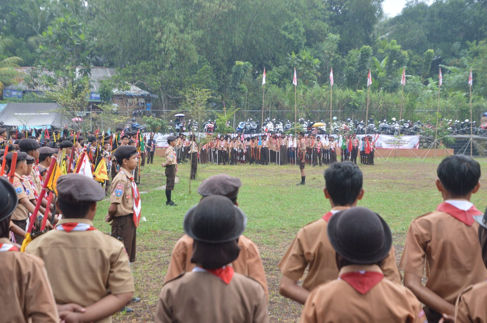 Upacara Hari Pramuka ke-64 di Cisoka resmi dibuka, dirangkai dengan Gladian Pimpinan Regu 2025 serta kegiatan edukatif Pramuka.