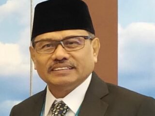 Praktik aparat pamer uang sitaan kontroversial, perlu transparansi dan akuntabilitas untuk penegakan hukum yang adil.