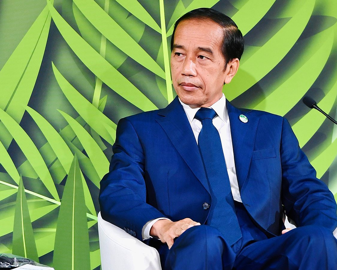 Isu ijazah Jokowi memicu polemik politik, sosial, dan media; pentingnya literasi publik dan transparansi informasi.