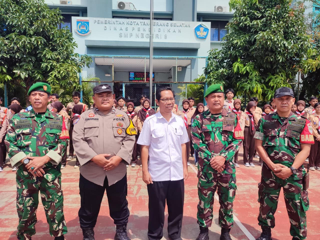 SMPN 8 Tangsel tetap aman dan kondusif, TNI-Polri mendukung kegiatan belajar siswa agar berjalan lancar dan nyaman.