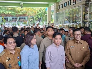 Wapres Gibran lakukan kunjungan mendadak ke SMPN Tangsel, pastikan belajar tatap muka dan program makan bergizi gratis berjalan lancar.