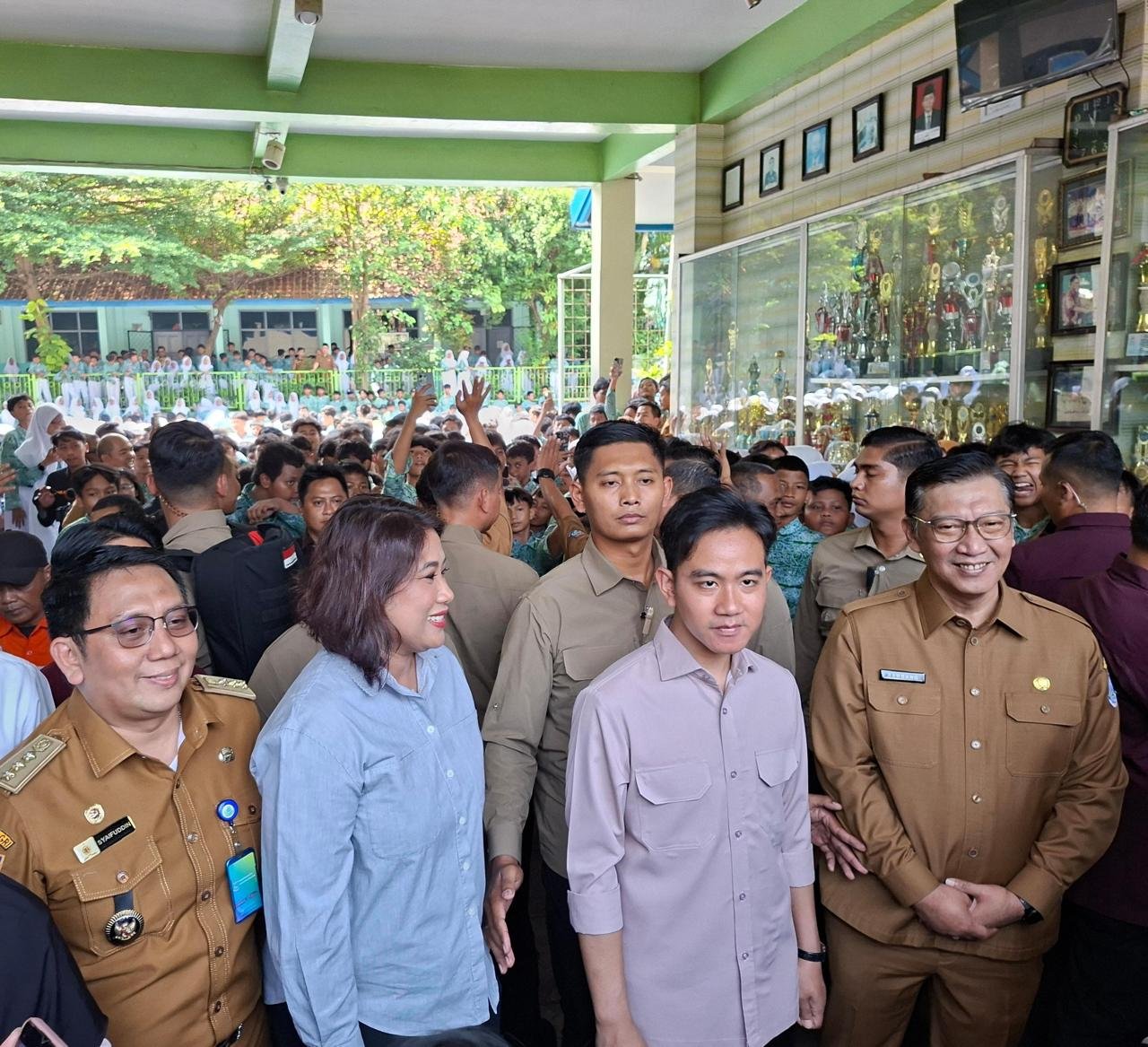 Wapres Gibran lakukan kunjungan mendadak ke SMPN Tangsel, pastikan belajar tatap muka dan program makan bergizi gratis berjalan lancar.