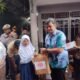 Pemkot Tangsel dan Dekranasda salurkan bantuan swadaya, bukan APBD, untuk korban ledakan Pondok Cabe termasuk perlengkapan sekolah.