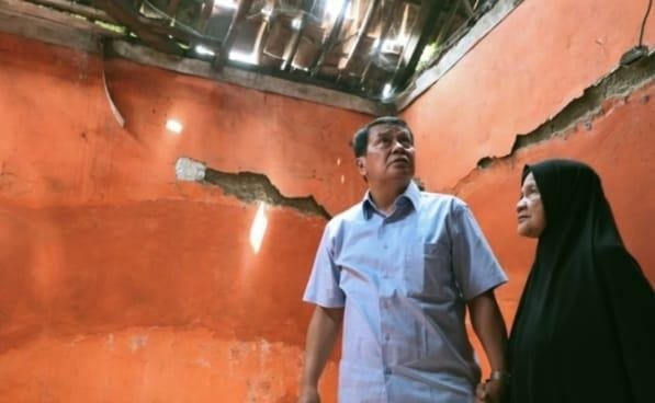 Bupati Tangerang meninjau rumah warga di Kresek untuk program bedah rumah. Rehabilitasi RTLH jadi komitmen tingkatkan kesejahteraan.