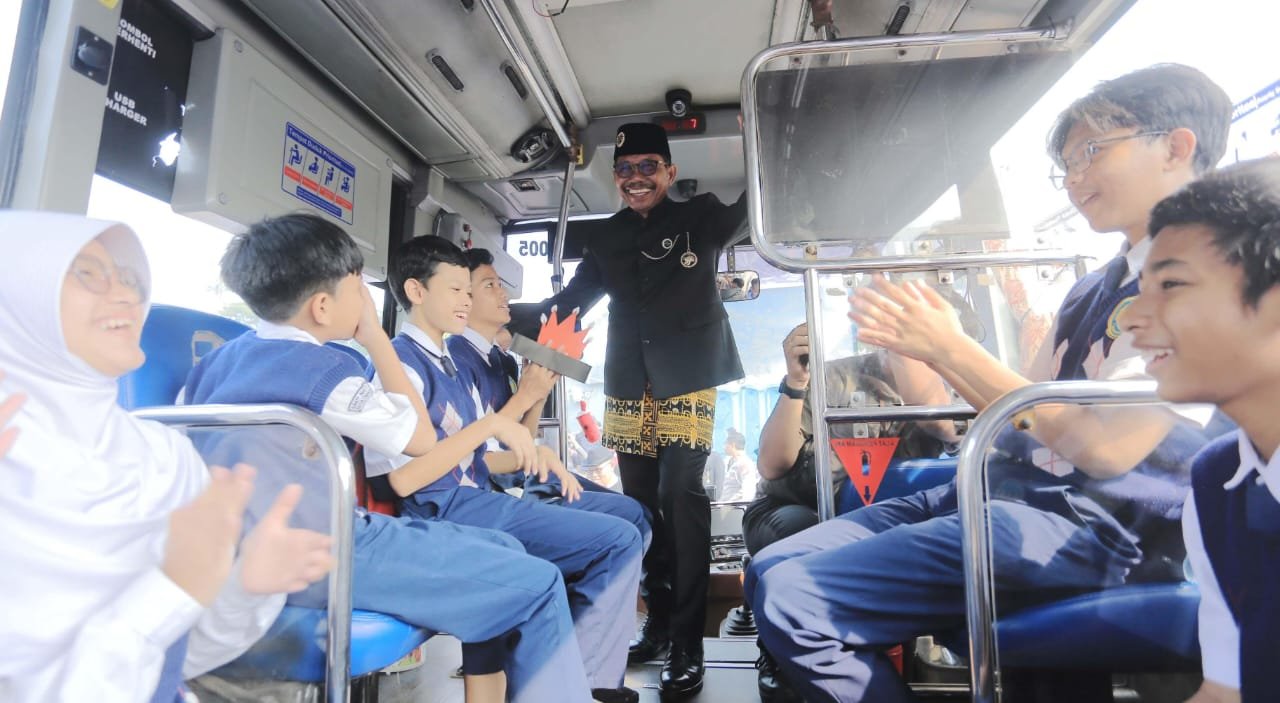Pemkot Tangerang sediakan layanan gratis Bus Tayo & Si Benteng bagi pelajar, mudahkan akses sekolah aman, nyaman, dan hemat.