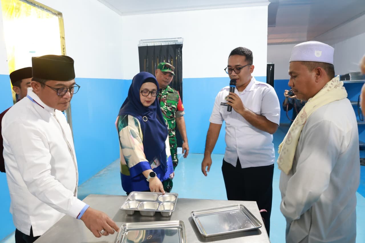 Wabup Tangerang Intan Nurul Hikmah resmikan dapur MBG Ponpes Al Badar untuk percepatan penurunan stunting dan ketahanan pangan.