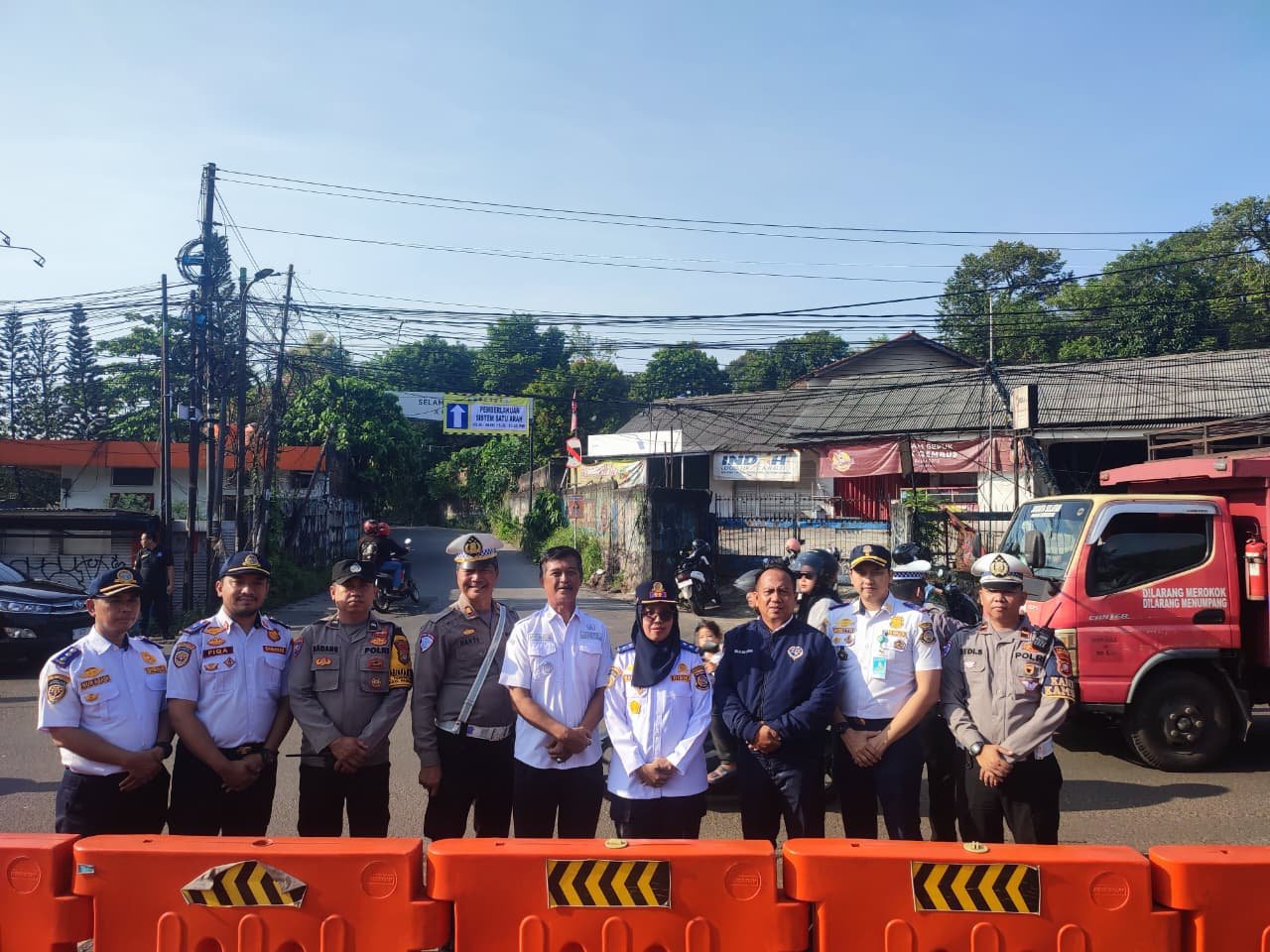 Dishub Tangsel uji coba rekayasa lalu lintas di Pamulang dengan sistem satu arah dan pengaturan lampu, arus kendaraan lebih lancar.