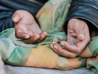 Kemiskinan di Indonesia bersifat struktural akibat ketimpangan ekonomi, politik, dan akses sosial yang tidak merata.