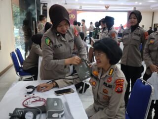 Polwan Polda Banten gelar donor darah peringati HUT ke-77, wujud kepedulian dan sinergi dengan PMI serta Kowad TNI demi kemanusiaan.