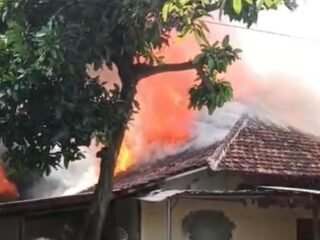 Kebakaran besar melanda Asrama Polsek Serpong, hanguskan 20 rumah. Tak ada korban jiwa, 20 KK terdampak, penyebab masih diselidiki.