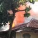 Kebakaran besar melanda Asrama Polsek Serpong, hanguskan 20 rumah. Tak ada korban jiwa, 20 KK terdampak, penyebab masih diselidiki.