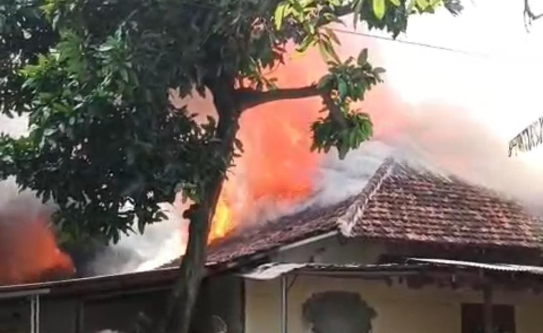 Kebakaran besar melanda Asrama Polsek Serpong, hanguskan 20 rumah. Tak ada korban jiwa, 20 KK terdampak, penyebab masih diselidiki.