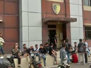 Polres Pandeglang selidiki dugaan pelecehan wartawan saat aksi demo DPRD, dua saksi diperiksa untuk ungkap kronologi kejadian.