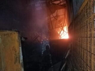 Kebakaran hebat melanda pabrik konstruksi di Tangsel, api padam setelah 8 jam. Kerugian ditaksir Rp50 miliar, tanpa korban jiwa.