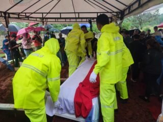 Pemakaman diplomat RI Zetro Leonardo Purba di Tangsel berlangsung haru, dihadiri keluarga, kerabat, Kemenlu, dan masyarakat.