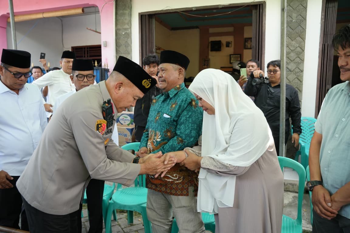 Kapolda Banten melayat dan menyampaikan belasungkawa kepada keluarga Andhika Lutfi Falah, pelajar SMK yang wafat usai demo.